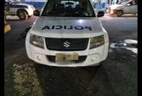 El vehículo donde se movilizaban los dos policías quedó abaleado.