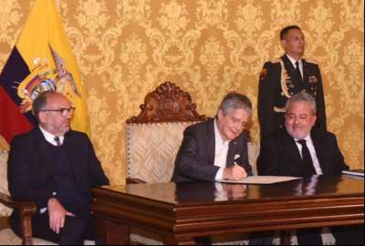 Guillermo Lasso (centro), presidente de la Rep&uacute;blica, firm&oacute; el decreto para la creaci&oacute;n de la nueva Secretar&iacute;a