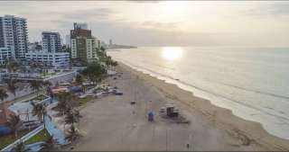 Calistenia playa El Murci&eacute;lago atrae a los deportistas de Manta
