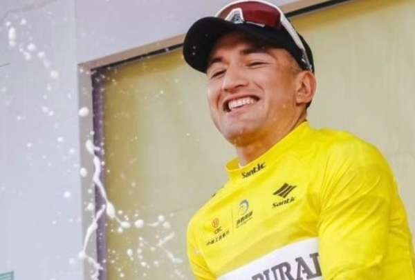 Jefferson Cepeda subi&oacute; al podio junto a su compa&ntilde;ero de equipo, el uruguayo Thomas Silva y lidera en la general del Tour of Qinghai Lake.