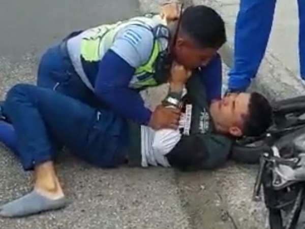 El video de la pelea de un agente con un ciudadano que lo agredi&oacute; se hizo viral en redes sociales. 