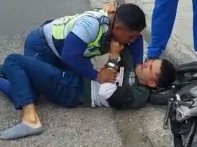 El video de la pelea de un agente con un ciudadano que lo agredi&oacute; se hizo viral en redes sociales. 