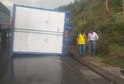 Un volcamiento provoc&oacute; el cierre parcial de la v&iacute;a Sim&oacute;n Bol&iacute;var