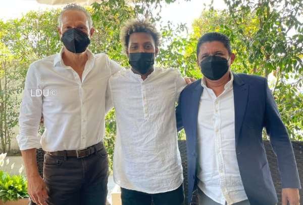 Joao Ortiz (centro) posa con Esteban Paz (izq.) y Jos&eacute; Delgado, tras firmar el contrato con la 'U'