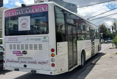Un bus el&eacute;ctrico recorre las calles de Quito