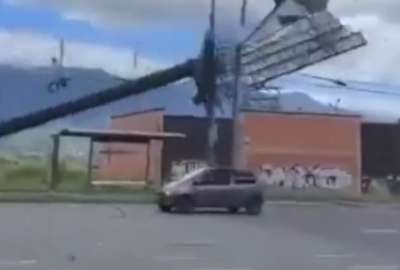 Colombia: Valla publicitaria cay&oacute; sobre un veh&iacute;culo