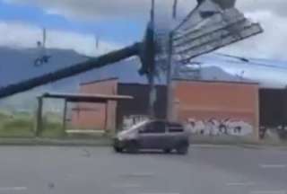 Colombia: Valla publicitaria cay&oacute; sobre un veh&iacute;culo