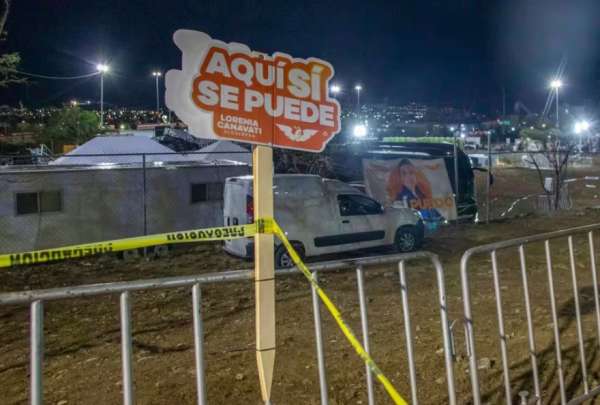 Fuertes vientos causaron el colapso de un escenario en medio de un mitin pol&iacute;tico en el que participaba el candidato a la presidencia de M&eacute;xico.