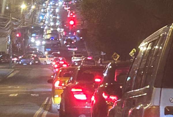 Un fuerte tr&aacute;fico vehicular se registr&oacute; la noche de este 6 de octubre del 2023. 