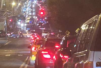 Un fuerte tr&aacute;fico vehicular se registr&oacute; la noche de este 6 de octubre del 2023. 