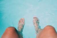 Orinar en la piscina podría producir sustancias nocivas