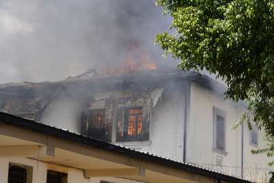 Bomberos Quito atiende un incendio estructural en el sector de El Inca en donde se ubica el centro de detenci&oacute;n de adolescentes Virgilio Guerrero.