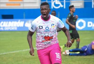 El delantero de Universidad Cat&oacute;lica, Jhon Jairo Cifuente, celebra el gol del empate y su tanto dieciocho en la primera etapa. 