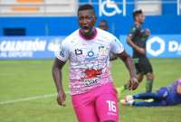El delantero de Universidad Católica, Jhon Jairo Cifuente, celebra el gol del empate y su tanto dieciocho en la primera etapa.