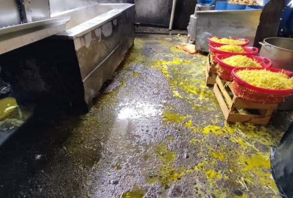 Snacks (papas fritas, chifles, man&iacute; de sal, man&iacute; de dulce, etc) se elaboraban en espacios sucios y con libre acceso de roedores, aves o plagas. El local fue clausurado.