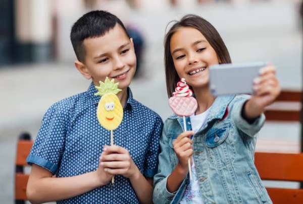 Esto dice la ministra de Educación, Alegría Crespo, sobre el uso del celular en las aulas de clases. ¿Qué cambios habrá?