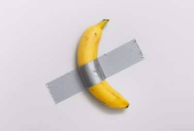 Un visitante de un museo se comi&oacute; la famosa y millonaria banana. 