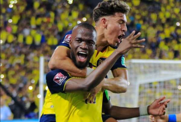 &Eacute;nner Valencia celebra su gol ante Argentina, acompa&ntilde;ado de Jeremy Sarmiento