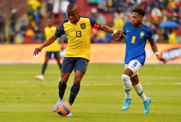 &Eacute;nner Valencia (13) busca rematar al arco de Brasil