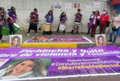 Los familiares de Mar&iacute;a Bel&eacute;n Bernal se han concentrado a las afueras de la corte para protestar por el femicidio. 