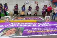 Los familiares de María Belén Bernal se han concentrado a las afueras de la corte para protestar por el femicidio.
