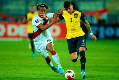 Piero Hincapi&eacute; (der.) protege el bal&oacute;n ante el peruano Andr&eacute; Carrillo