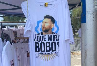 Las camisetas con la frase de Leo Messi han generado un furor en Argentina.
