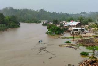 Esmeraldas: Fuertes lluvias causan desbordamiento de un r&iacute;o