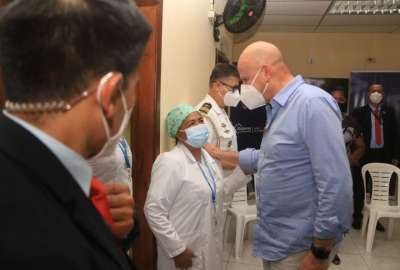 Alfredo Borrero (der.), vicepresidente de la Rep&uacute;blica, en la nueva unidad de salud en Guayaquil