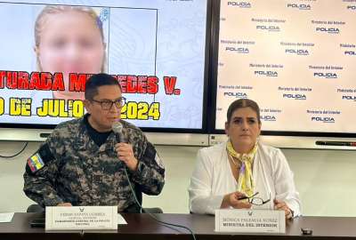 C&eacute;sar Zapata (izq.), comandante de la Polic&iacute;a Nacional, junto a M&oacute;nica Palencia, ministra del Interior. 