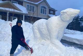 Canad&aacute;: Ecuatoriano dej&oacute; con la &lsquo;boca abierta&rsquo; tras esculpir un enorme oso con hielo
