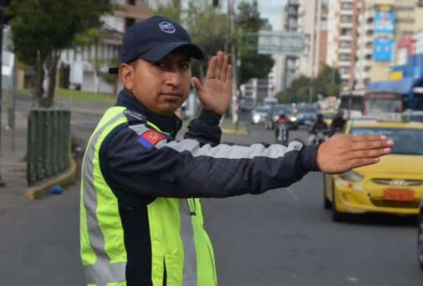 Cierres viales al sur de Quito por trabajos en la Avenida Llira &Ntilde;an.