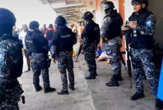 Ministro del Interior confirma 3 detenidos y m&aacute;s de 75 allanamientos realizados tras ataque en puerto de Esmeraldas