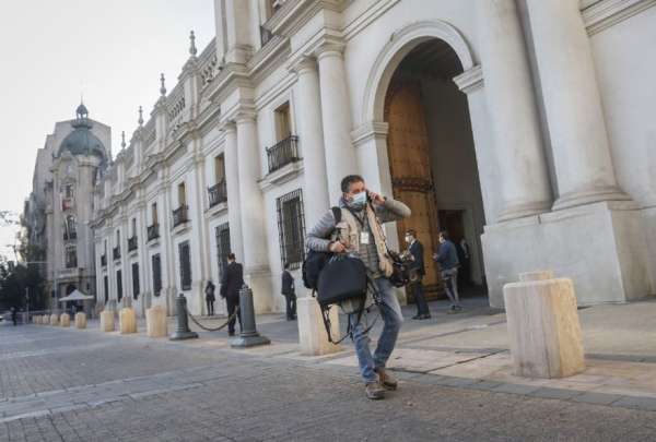 Colocan un le&oacute;n muerto en las afueras del Palacio de la Moneda en Chile