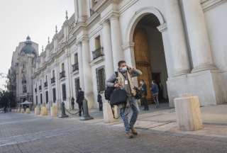 Colocan un le&oacute;n muerto en las afueras del Palacio de la Moneda en Chile