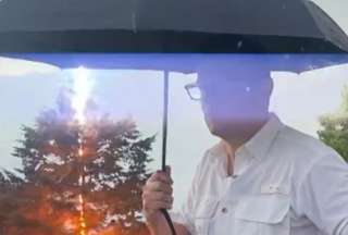 Aterrador momento: Cay&oacute; un rayo mientras daba un reporte de tv