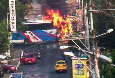 Las im&aacute;genes del ECU-911 muestran el bus incendiado