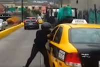 Un asaltante intentó quitarle sus pertenencias a un taxista en Quito.