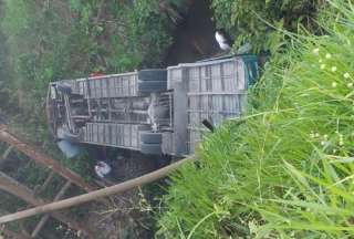 Orellana: Un bus con pasajeros cay&oacute; de un puente