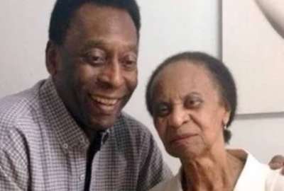 Pel&eacute; junto a su madre Do&ntilde;a Celeste, en una publicaci&oacute;n reciente del 'crack' brasile&ntilde;o.