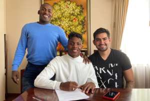 Djorkaeff Reasco firm&oacute; por tres temporadas con el Newell's Old Boys