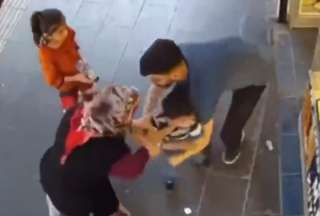 Hombre act&uacute;a r&aacute;pido y salva a ni&ntilde;o de asfixiarse con dulces