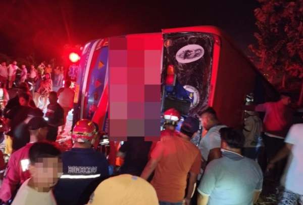 Personal de rescate atendi&oacute; a los heridos en el sitio del volcamiento en El Empalme.