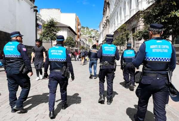 Agentes metropolitanos habr&iacute;an agredido a un joven en un operativo en el centro de Quito. 