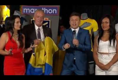 Gustavo Alfaro (centro, izq.) recibi&oacute; la bandera de la campeona ol&iacute;mpica Neisi Dajomes. 