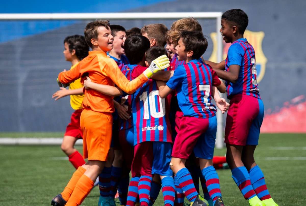 Niños y jóvenes fans del fútbol pueden ser parte del campamento de fútbol del FC Barcelona de España, en Quito