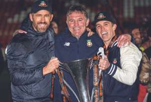 Ryan Reynolds celebra el t&iacute;tulo conseguido por su Wrexham