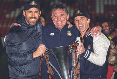 Ryan Reynolds celebra el t&iacute;tulo conseguido por su Wrexham