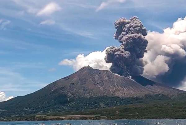 El volc&aacute;n Sakurajima entr&oacute; en erupci&oacute;n dos veces seguidas 