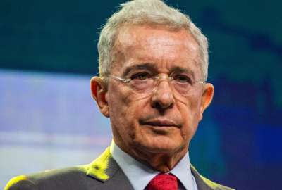 El expresidente de Colombia, Álvaro Uribe, fue sentenciado en primera instancia a 12 años de prisión por los supuestos delitos de soborno y fraude procesal.